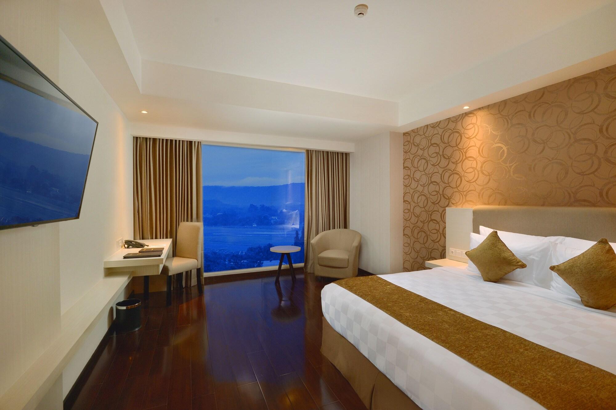 แพลตินัม อดิสุจิปโต โฮเต็ล แอนด์ คอนเฟอเรนซ์ เซ็นเตอร์ Hotel Kalasan ภายนอก รูปภาพ